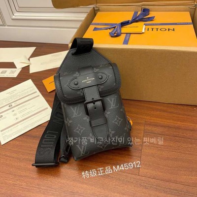루*비통 M45912 소뮈르 슬링백 남성용