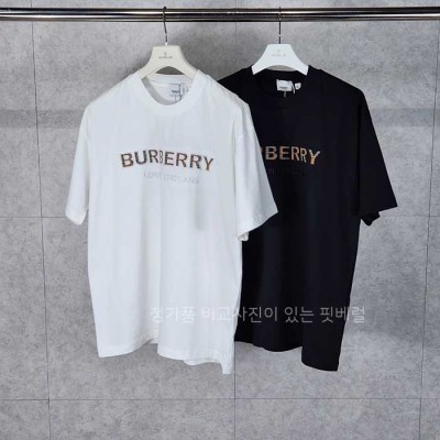 [국내배송] 버*리 워싱 체크로고 티셔츠 (2color)