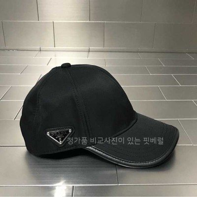 [국내배송] 프*다 삼각 로고 리나일론 베이스 볼캡