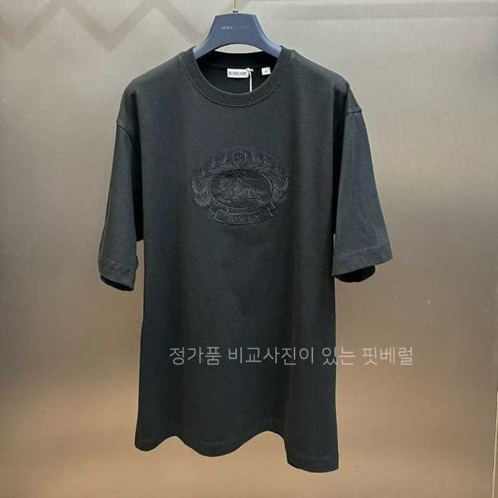 [국내배송] 버*리 월계관 자수로고 반팔 티셔츠