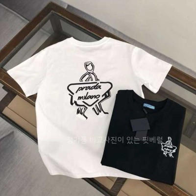 [국내배송] 프*다 밀라노 휴먼로고 라운드 티셔츠 (2color)