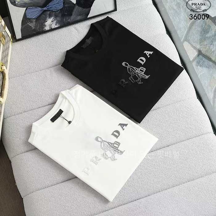 [국내배송] 프*다 3D 레터링로고 라운드 티셔츠 (2color)