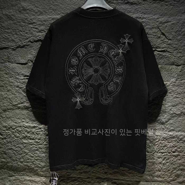 [국내배송] 크*하츠 말발굽 십자가패치 스티치 반팔티