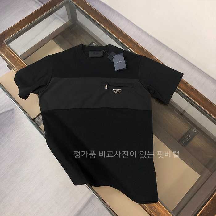 [국내배송] 프*다  포켓 삼각로고 라운드 티셔츠