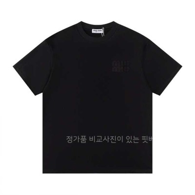 [국내배송] 미*미우 로고 자수 라운드 티셔츠