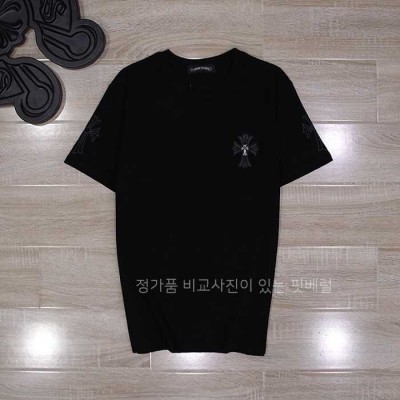 [국내배송] 크*하츠 콘트라스 십자가 가죽로고 티셔츠 (2color)