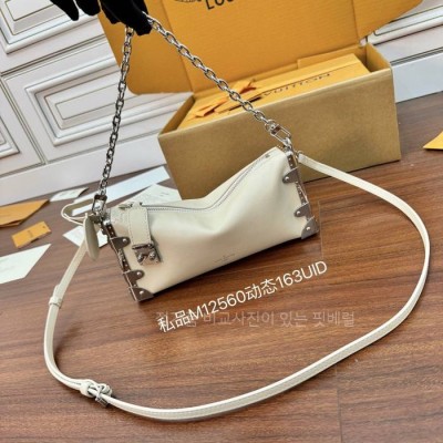 루*비통 M12560 슬림 트렁크백