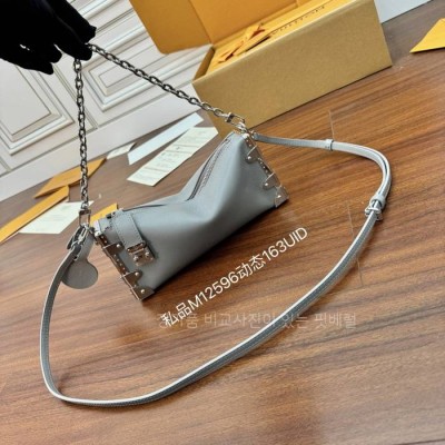 루*비통 M12596 슬림 트렁크백