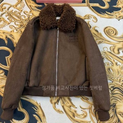 [국내배송] 미*미우 로고패치 시어링 카라 집업자켓