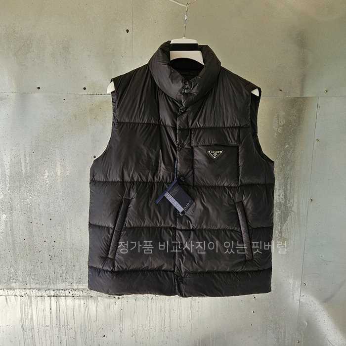 [국내배송] 프*다 트라이앵글 로고 패딩 조끼