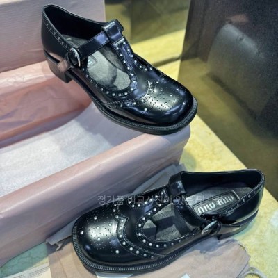 미*미우 브러쉐드 레더 티 스트랩 브로그 슈즈