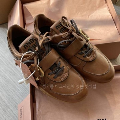 미*미우 버클 레더 스니커즈