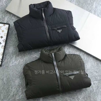 [국내배송] 프*다 삼각패치로고 리나일론 구스패딩점퍼 (2color)