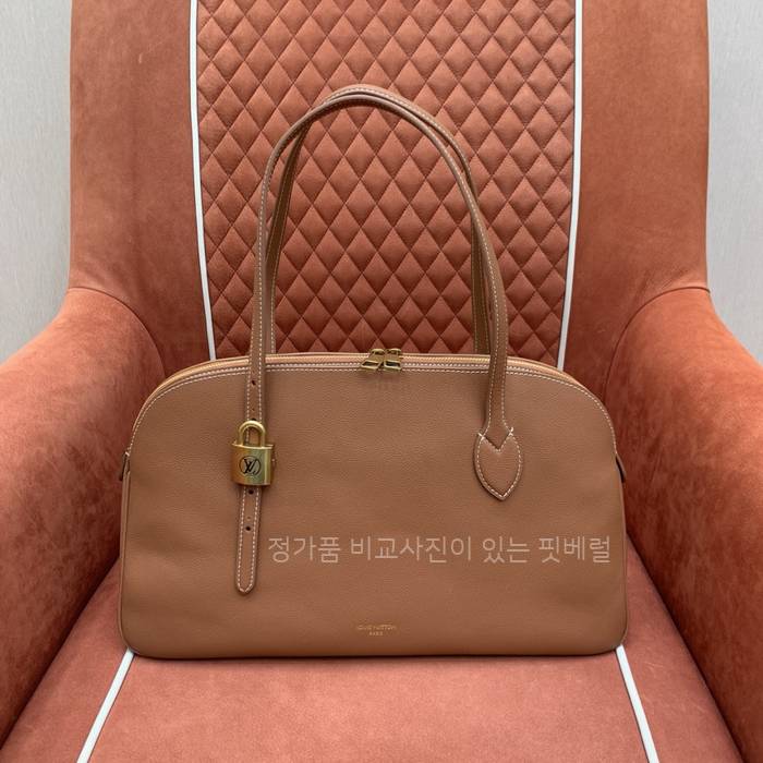 루*비통 M26688 로우 키 더플 토트백