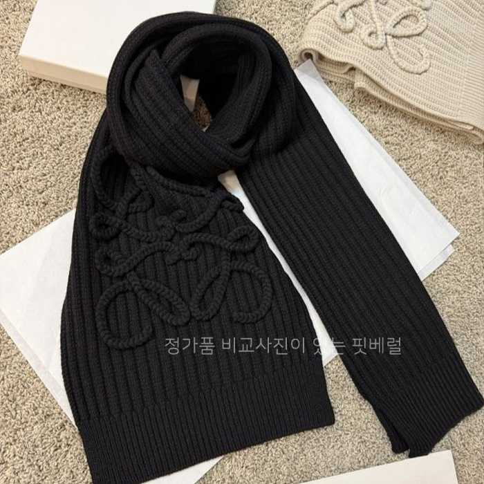 [국내배송] 로*베 시그니쳐 엠보 패턴 블랙 머플러