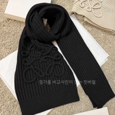 [국내배송] 로*베 시그니쳐 엠보 패턴 블랙 머플러