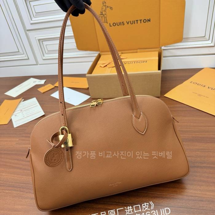 루*비통 M26688 로우 키 더플 토트백