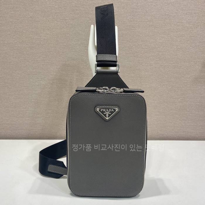 프*다 2VZ106 브리크 사피아노 크로스백 남성용