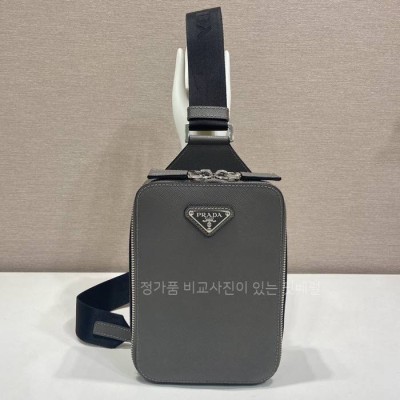 프*다 2VZ106 브리크 사피아노 크로스백 남성용