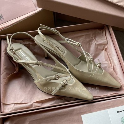 미*미우 페이턴트 레더 슬링백