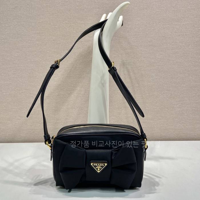 프*다 1BC242 리본 장식 패딩 숄더백