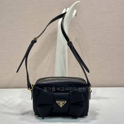 프*다 1BC242 리본 장식 패딩 숄더백