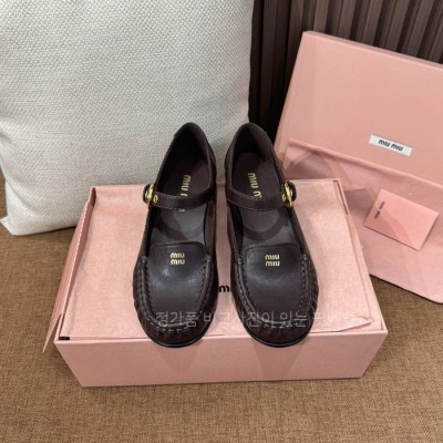 미*미우 스트랩 가죽 로퍼