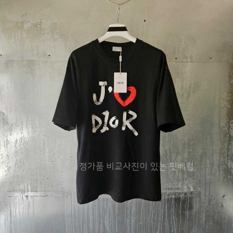 [국내배송] 디* 페인팅 로고 티셔츠