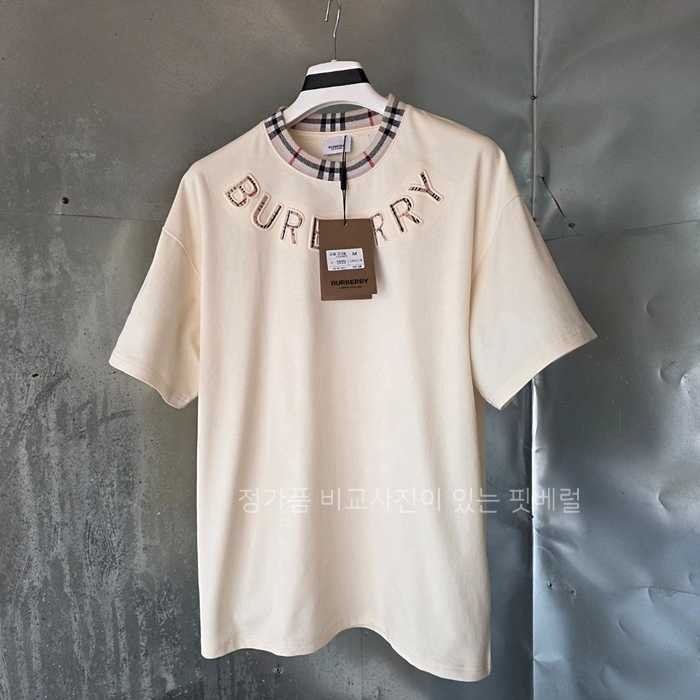[국내배송] 버*리 체크엠보 로고 티셔츠