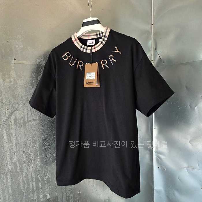 [국내배송] 버*리 체크엠보 로고 티셔츠
