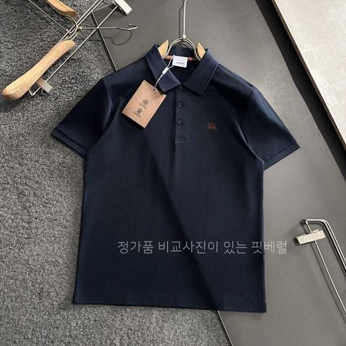 [국내배송] 버*리 기사 자수로고 포인트 카라티셔츠 (2color)