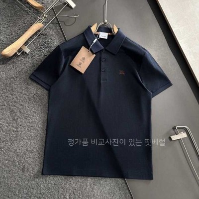 [국내배송] 버*리 기사 자수로고 포인트 카라티셔츠 (2color)